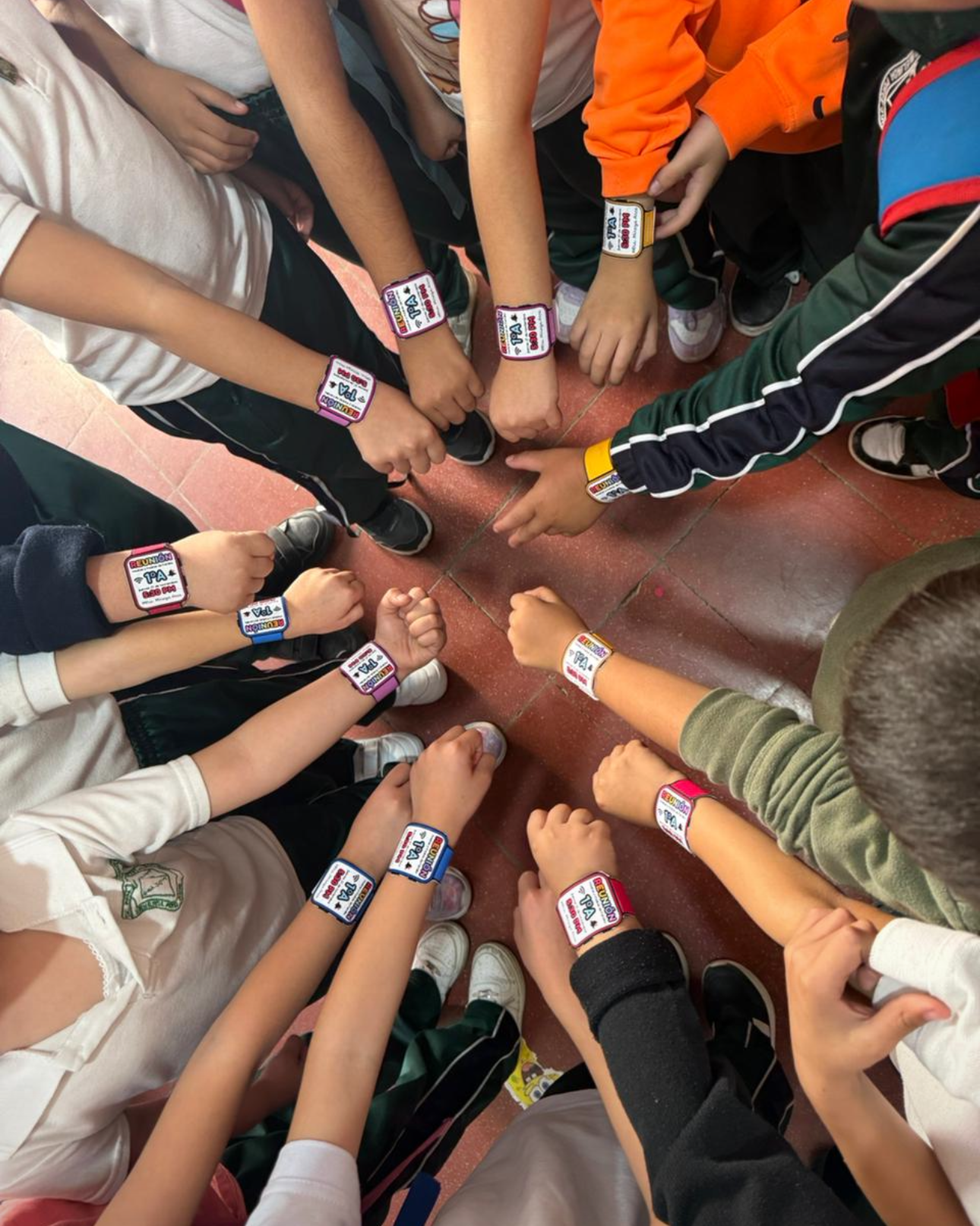 Plantilla Editable: Invitaciones tipo Reloj para Reunión de Padres (Canva)